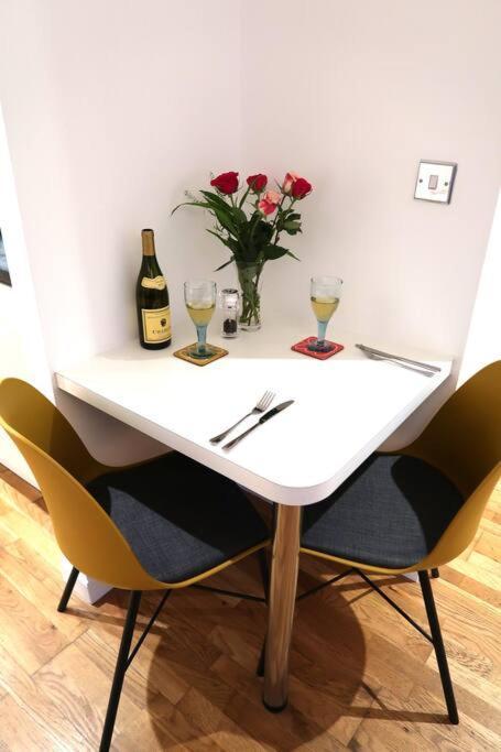 ***Spotless, Bright 1 Double Bed Apartment*** Bath Bagian luar foto