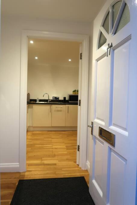 ***Spotless, Bright 1 Double Bed Apartment*** Bath Bagian luar foto