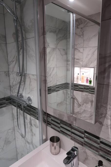 ***Spotless, Bright 1 Double Bed Apartment*** Bath Bagian luar foto