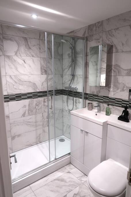 ***Spotless, Bright 1 Double Bed Apartment*** Bath Bagian luar foto