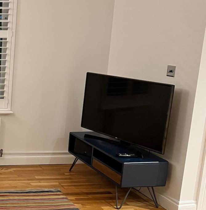 ***Spotless, Bright 1 Double Bed Apartment*** Bath Bagian luar foto